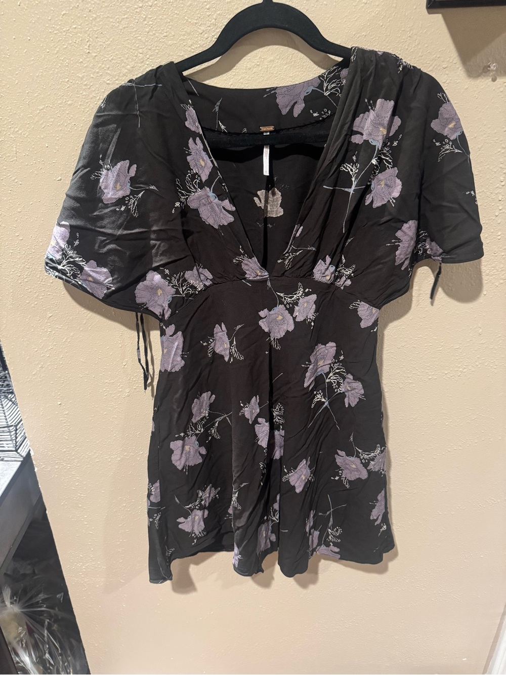 Free Peope- Black Floral V-Neck Short Sleeve Top
